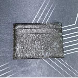 En jättefin Louis Vuitton plånbok som kan hålla 4 kort och kontanter i mitten, den är i använd men bra skick Pris kan diskuteras vid affär 