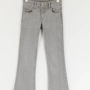 Low waist bootcut Gina Young jeans - Säljer dessa jeansen som endast är provade då de är för korta för min smak. De är slutsålda på hemsidan och i butik. Helt nya Jag står EJ för frakten  Nypris:350 kr Säljer för:280 kr