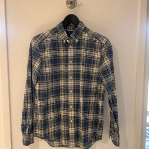 Ralph Lauren skjorta - Säljer denna rutiga Ralph Lauren skjortan i fint skick. Inga fläckar, hål eller dylikt, endast använd några gånger. Storlek 14-16 år, sitter som en XS