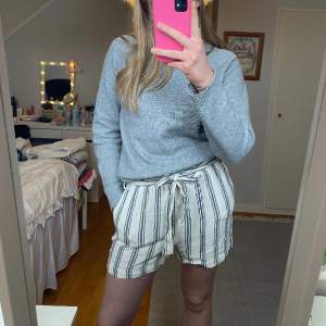 Ett par randiga shorts från H&M i storlek 36, perfekta till sommaren, fint skick och inga defekter💞