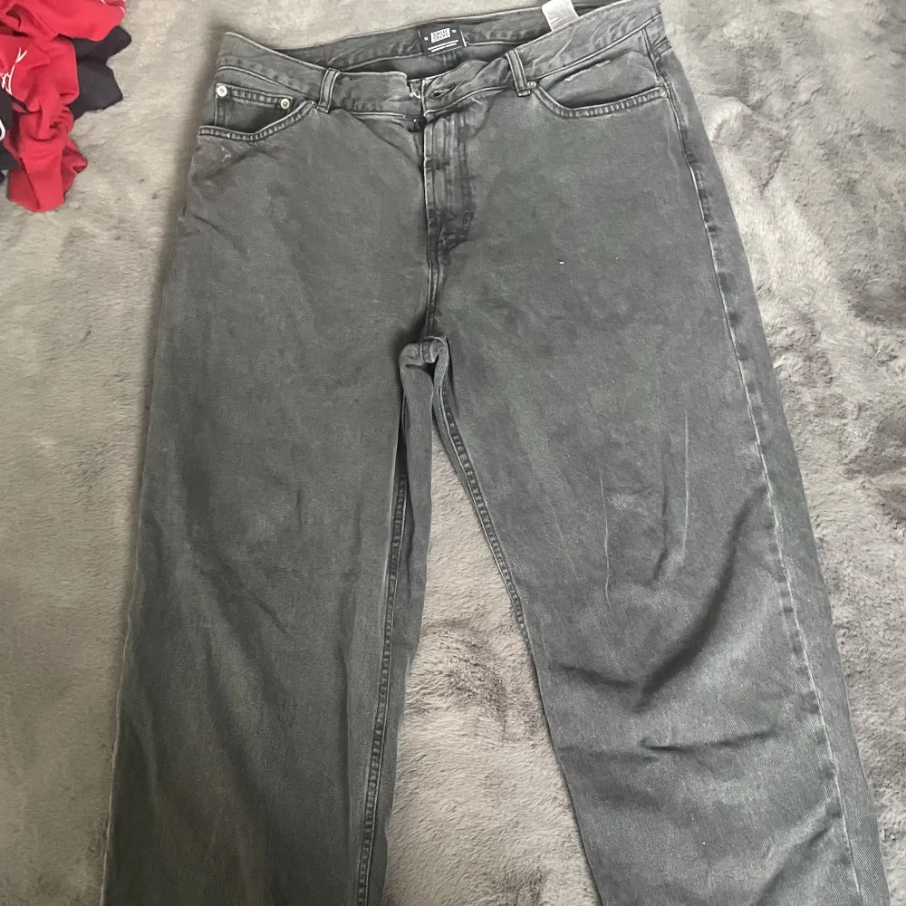 Ett par baggy sweet sktbs jeans är ganska använda men funkar fortfarande har också sytt ett kors på fickan!. Jeans & Byxor.