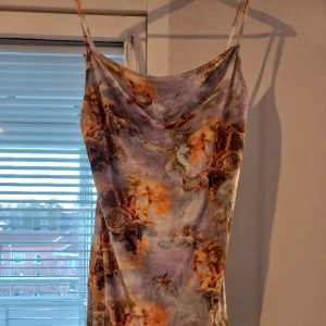 Jätte fin klänning - Jätte fin klänning i mycket god skick. Passar bra till fest som till en vacker sommardag