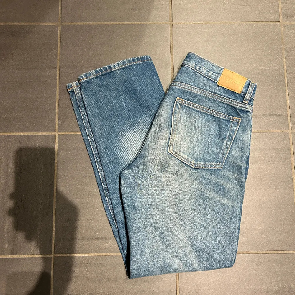 Säljer dessa fräscha weekday jeansen som har en sjukt snygg tvätt! Modellen heter ”Klean” och storleken är 31/32. Den på bilden är 183cm och väger 72kg. Hör av er vid frågor! 😄. Jeans & Byxor.