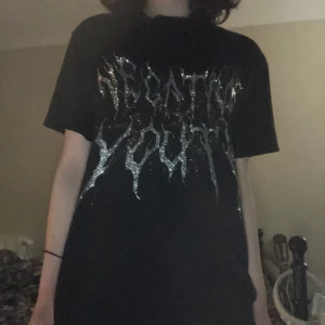 Negative Youth T-shirt  - Storlek S men sitter som M/L