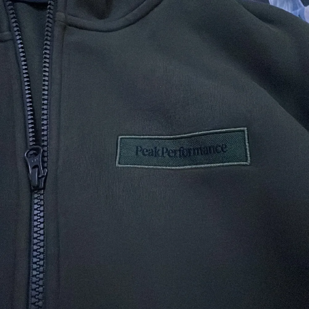 Lite andvänd peak performance hoodie i mörk grön storlek M original pris 1399kr. Hoodies.