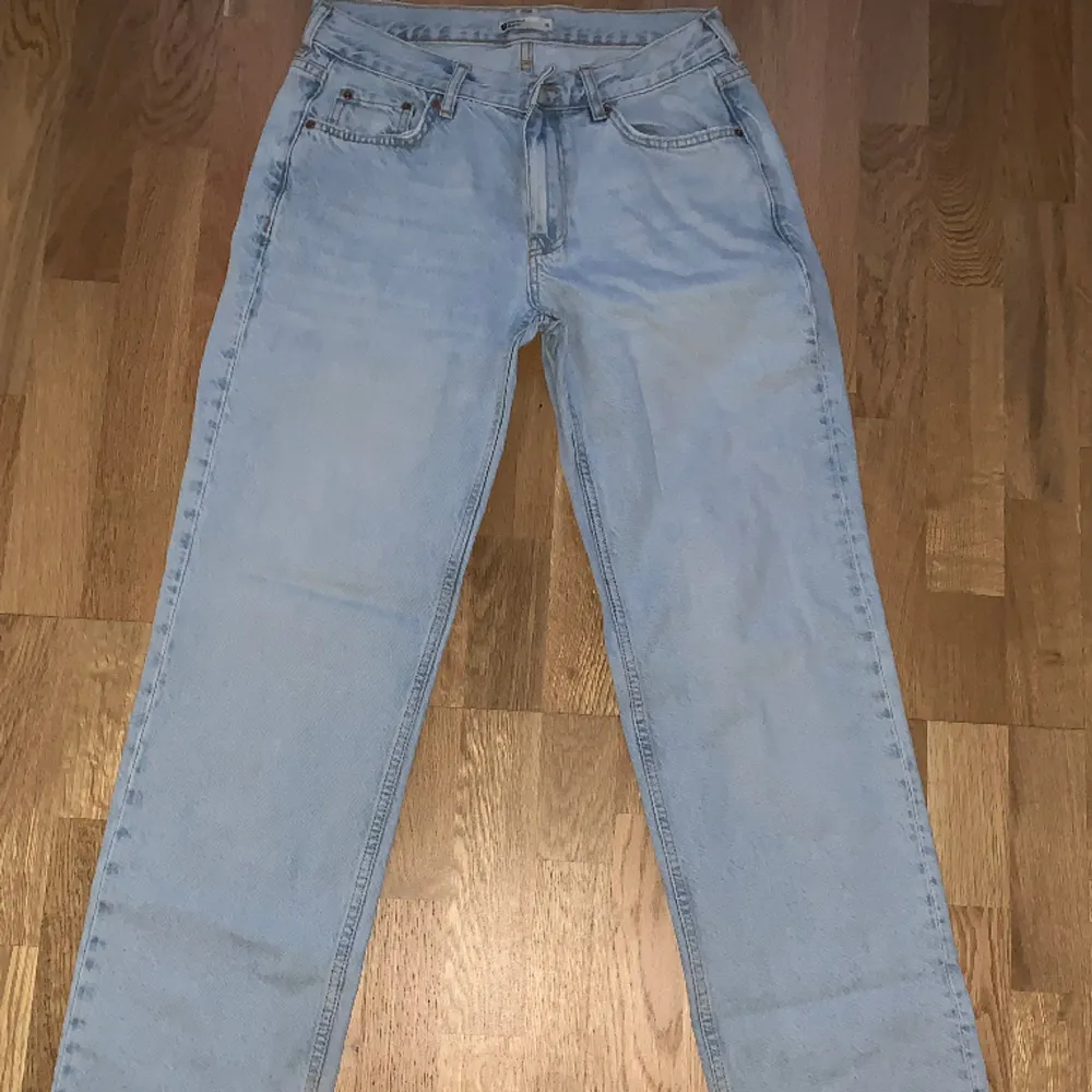 ljus blå gina tricot låg midjade raka jeans  blivit för stor för mig💕 . Jeans & Byxor.