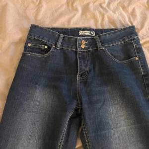 Ett par supersnygga mörkblå/vintage färgade lågmidjade utsvängda jeans i storlek m 😮‍💨De är köpta second hand och säljer då de inte passar mig längre.
