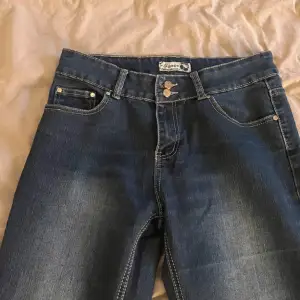 Ett par supersnygga mörkblå/vintage färgade lågmidjade utsvängda jeans i storlek m 😮‍💨De är köpta second hand och säljer då de inte passar mig längre.