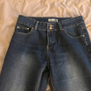 Lågmidjade jeans  - Ett par supersnygga mörkblå/vintage färgade lågmidjade utsvängda jeans i storlek m 😮‍💨De är köpta second hand och säljer då de inte passar mig längre.