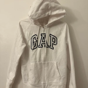 Gap kofta - Hej säljer denna då den inte kommer till användning längre🤍storlek xs.