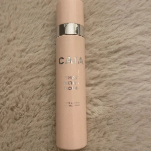Caia settingspray - Säljer mitt Sterings spray från Caia, that extra hour! Finns drygt 70 ml kvar i flaskan, alltså mer än hälften!! Nypris:245kr