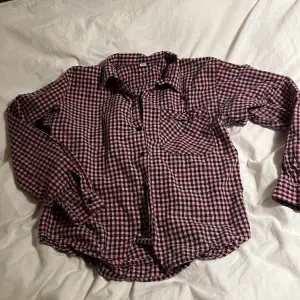 Thrifted button up shirt. Price included in the shipping 🥰