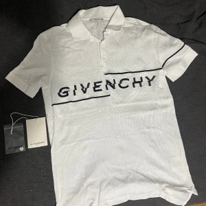 Givenchy Polo - Givenchy piké i storlek S. Piken är i riktigt bra skick och inga brister. Storleken är true to size, meddela gärna för mer bilder. Kostar Ca 5000 sek i nypris. Kvitto finns. 