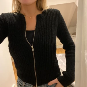 Stickad tröja - Stickad zip up tröja! Skit snygg, storlek 36🙌🏼