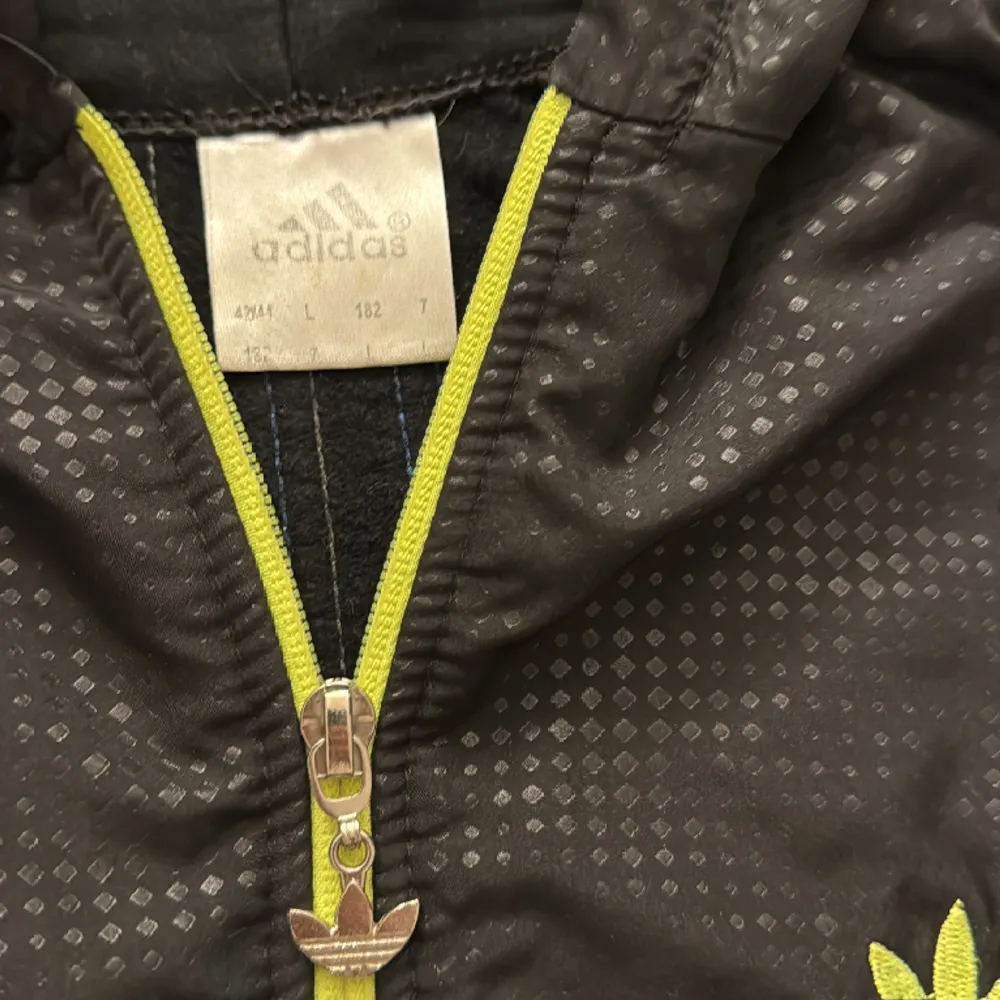 Säljer nu denna härliga windstopper jacka då jag tröttnat - använt den ett fåtal gånger men den är i bra skick. Storlek L men liten i storleken. . Takit.