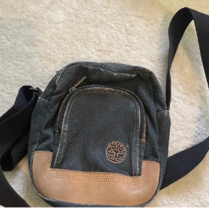 Väska  - Vintage väska med band! I bra skick med en vintage touch. Köparen står för frakt 📦 bara att höra av sig om frågor finns!!