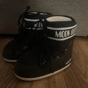 Moonboots  - Moonboots  Fina Moonboots ändats använda 1 vinter ca 3-4 gånger , så sparsamt använda . Så i fint skick 