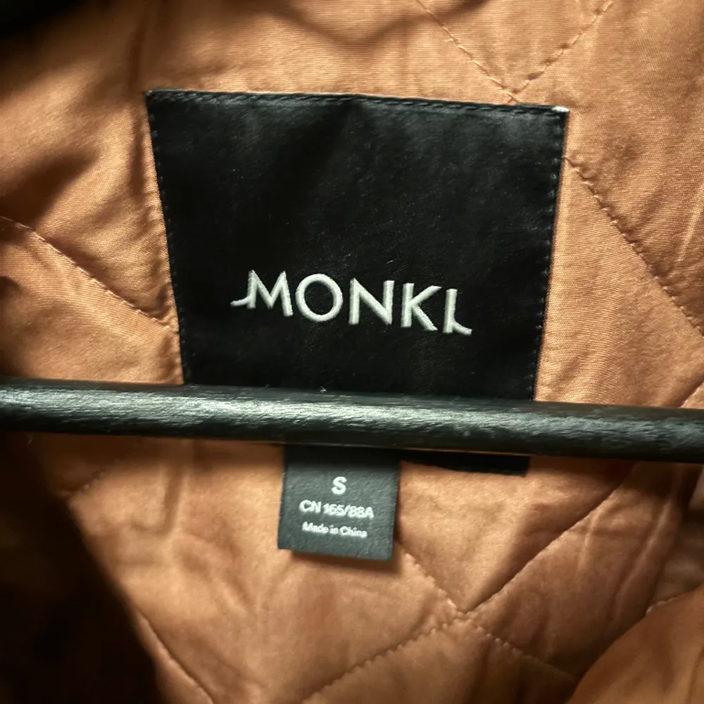 Fina jacka från Monki köpta i fjol. Storlek S (den är oversized, använder vanligtvis 36). Väldigt mjuk fuskpäls. . Jackor.