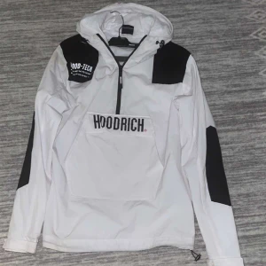 Hoodrich jacka - Säljer en fin hoodrich jacka i fint skick, perfekt för våren nu.