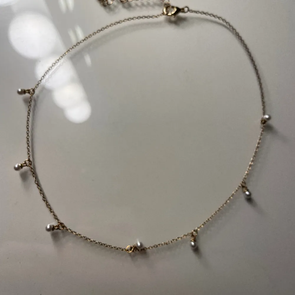 Ett fint guld- halsband (inte riktigt guld) med pärlor. Säljer för att den inte kommer till användning💕nickelfri!. Accessoarer.