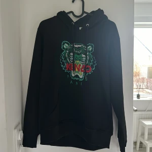 Kenzo hoodie - Säljer denna kenzo hoodie då den är för stor för mig och inte kommer till användning 