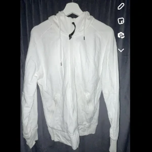 Cp company  - Säljer nu min cp company Hoodie pga andvänder inte mer. Skicket är som ny inga skador alls. Skriv för mer bilder eller andra frågor  