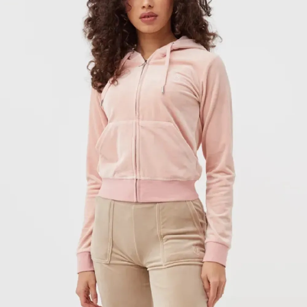 Säljer denna juicy couture track top i lite mer gammeldags rosa. Jackor.