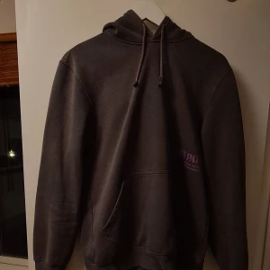 Grå hodie - En jätte fin hodie som tyvärr är för liten.  Väldigt bra kvalite och skick.  Storleken är S men funkar Väldigt bra för M. Ny pris 240kr. Hör gärna av er om ni har några frågor.