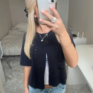 Kortärmad kofta - Säljer denna kortärmade koftan med knappar. Har du någon fråga är det bara att höra av dig🫶🏻