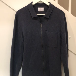 Kofta - Inköpt från mq för närmare 1000kr. Köptes i vintras och används inte längre från min del. Riktigt snygg tröja som passar alla årstider. Storlek L men passar även M. Kom för frågor.