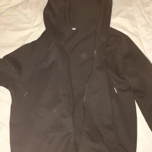 Zip hoodie med tryck i ryggen - Säljer denna zip hoodie med ett snyggt tryck i ryggen