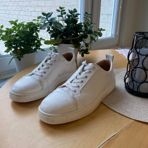 Louboutin skor - Säljer ett par Christian Louboutin läder skor då dem inte kommer till användning för mig. Sulorna är lite slitna men overall grymt skick. Inga skambud bara seriösa köpare.  Självklart äkta, kvitto finns Kontakta ifall ni har frågor🤝