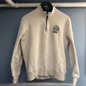 Lite använd Morris Half Zip - Säljer min lite använda Morris Half Zip som jag fick i julklapp eftersom den inte passar, använd några gånger men inga märken på den, köpt för 1300kr. Pris kan diskuteras 