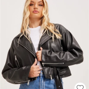 skinnjacka  - supercool skinnjacka i en croppad oversized modell ifrån Nelly som är helt slutsåld. Str 34 och aldrig använd. Nypris 499🥰 (skriv privat för bilder)