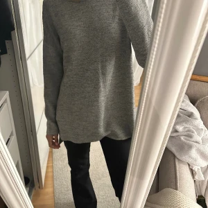 Stickad tröja  - Stickad tröja. Har litet hål på på höger Axel men inget man lägger märke till