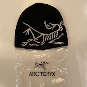 Arc’teryx mössa - Väldigt fin Arc’teryx i toppskick. Lägger upp igen pga problem med tidigare annons. Fick i present förra året, men används inte så mkt längre. För mer bilder eller frågor går det bra att skriva. 