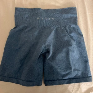 Nvgtn shorts - Nvgtn shorts i storlek S, sparsamt använda så i mycket bra skick! Säljes då de är lite för små för mig, formar sig riktigt snyggt💕🙌🏻 