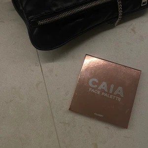 Caia classy palett🖤 - Classy palett från caia, mycket produkt kvar. Säljer då jag har fler💞