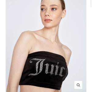 Säljer denna juicy topp i nyskick och med alla stenar kvar! Storleken är S men kan även passa Xs. Nypris: 500kr Mitt pris: 150kr