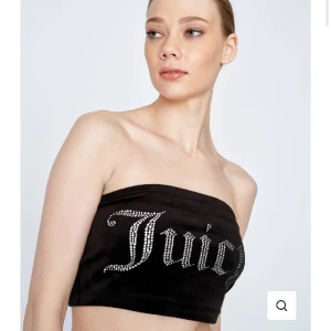 Juicy couture tube top - Säljer denna juicy topp i nyskick och med alla stenar kvar! Storleken är S men kan även passa Xs. Nypris: 500kr Mitt pris: 150kr
