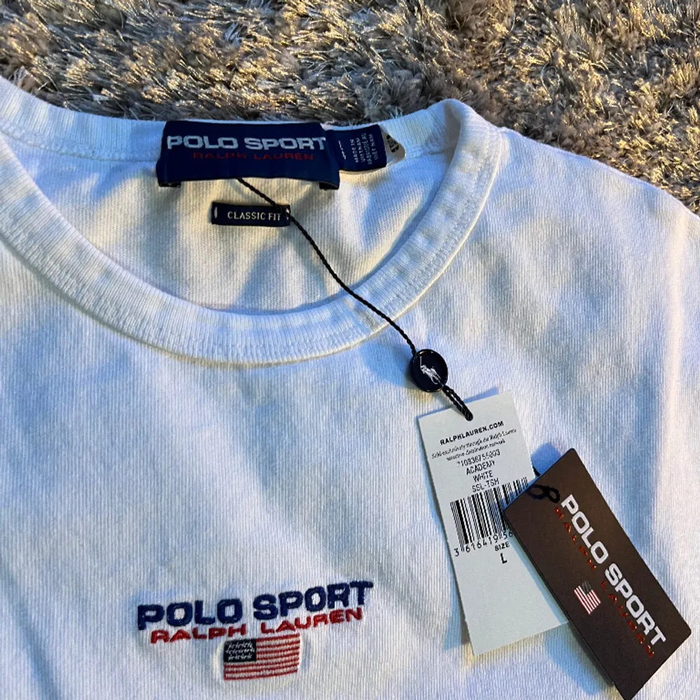 Slutsåld T-shirt från Polo Ralph Lauren i strl L. Något liten i storleken så har man M vanligtvis passar den här bra. Box-fit. T-shirts.