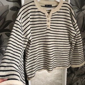 Tröja  - Randig stickad tröja