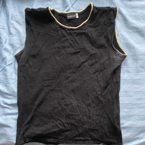 Fin svart topp - Svart topp i tunnare material. Supersnygg men jag har två likadana och därav säljer denna 