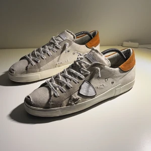 Philippe Model - Ett par Philippe Model i stl. 45. Skorna är i använt skick.  Hör av er för fler bilder eller förslag på pris.