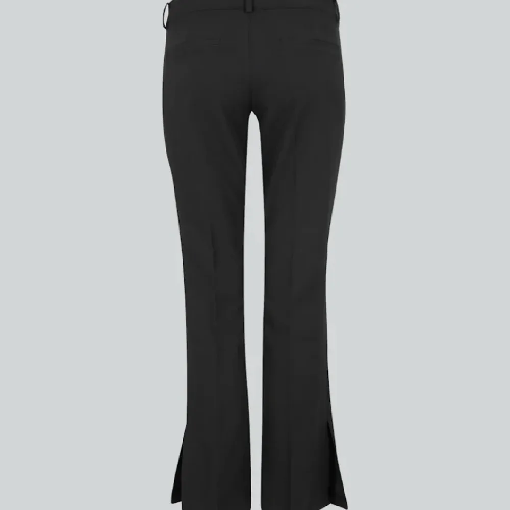 Jätte fina lågmidjade kostymbyxor från Bikbok i modellen Vera, bilderna är tagna från bikboks hemsida då de inte passar mig💞. Jeans & Byxor.