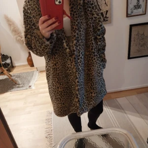 Jacka - Leopardjacka oversize. Finns små defekter som att alla knappar ej finns och 2 röda prickar på insidan nör jag köpte den secondhand. Se bilder 