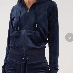 Juciy kofta  - Säljer min marin blåa juciy kofta som jag inte använder längre. Den är i väldigt bra skick! Skriv för egna bilder🥰