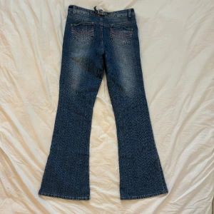 Lågmidjade jeans - Midja: 68cm Längd: 95cm Innerbenslängd: 76cm  Frakten står för köparen, fråga ifall det är något ni undrar 💭💛! 