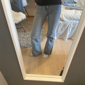 lågmidjade lightwash jeans från brandy!😍 - utmärkt skick, bara använda några gånger!