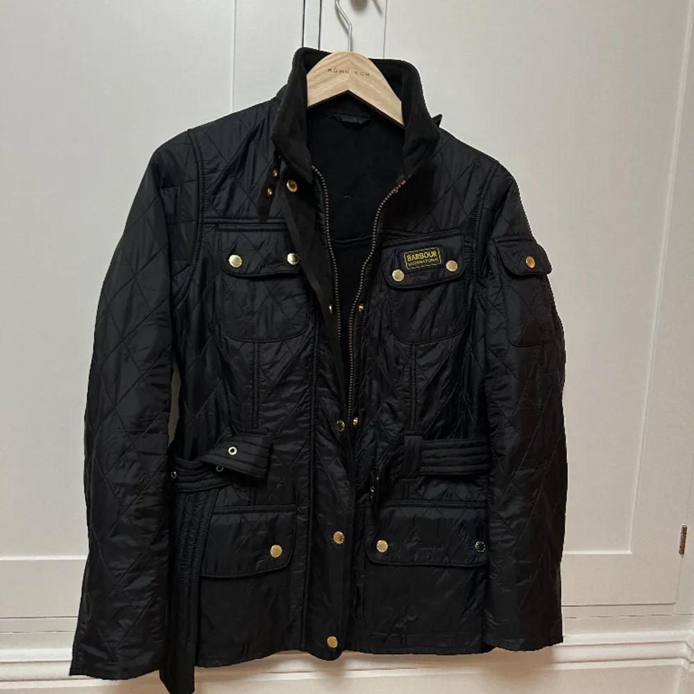 En äkta Barbour International Polarquilt Jacket.  Den har fleece fodring och passar bra till våren. Använd enstaka gång. Inga tecken på användning, som ny. Pris kan diskuteras vid SMIDIG/SNABB affär!. Jackor.